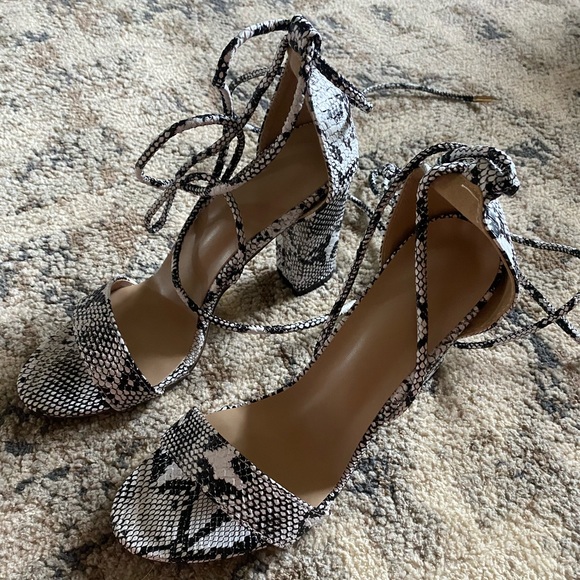 Snakeskin heels - Picture 3 of 3